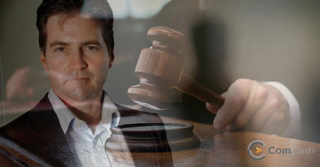 Craig Wright portréja, a háttérben pedig egy bírósági kalapács.