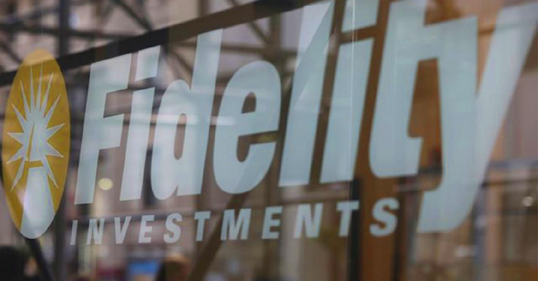 Fidelity Investments nyit a bitcoin felé, a képen a Fidelity logója látható egy üveg felületen.