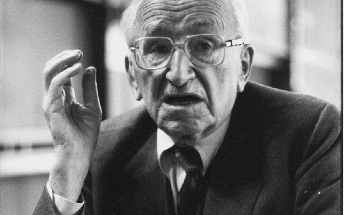 Friedrich Hayek fekete-fehér portréja 