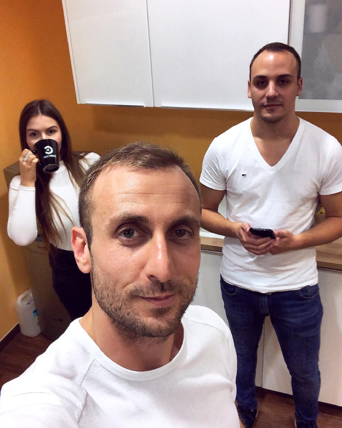 Selfie az új iroda konyhájában. Elől: Rátz Tibor. Hátul: Lőrincz Barbara Renáta, Dóbiás Attila. 
