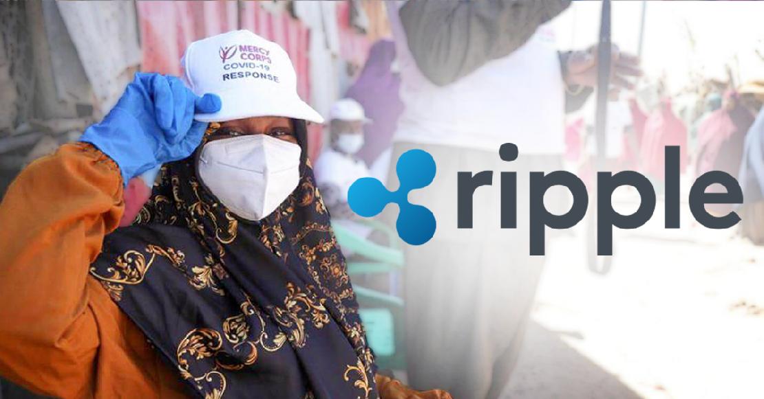 Mercy Corp sapkában egy szomáliai nő, ripple logóval.