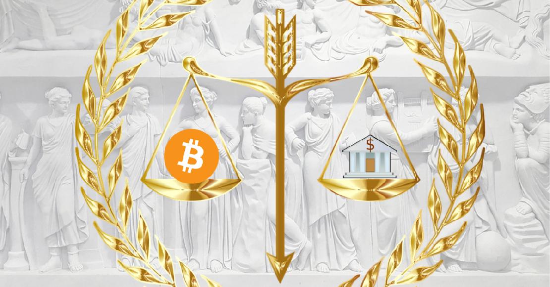 Bitcoin és bank clipart egy arany mérlegen.