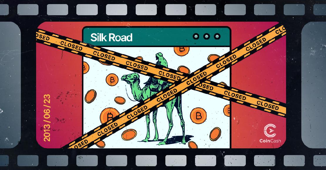 Silk Road táblán BTC érmék és egy tevén utazó férfi, áthúzva CLOSED feliratú szalagokkal