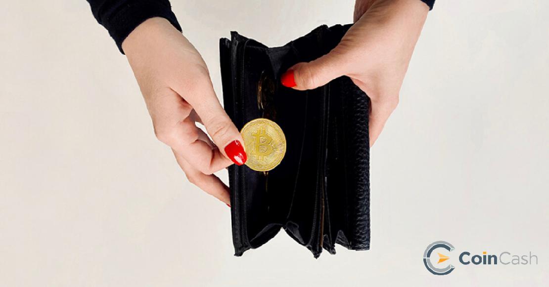 Bitcoin pénztárca egy női kézben.