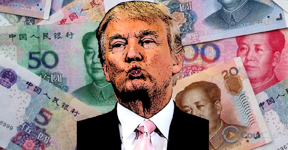 Donald Trump csücsörít, a háttérben jüan bankjegyek láthatóak.