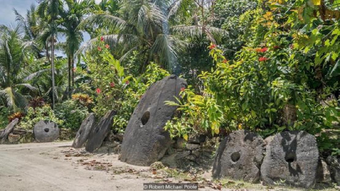 Kőpénzek a tengerparton, Yap szigetén. A blokklánc működési alapelvének kiváló szemléltetése. 